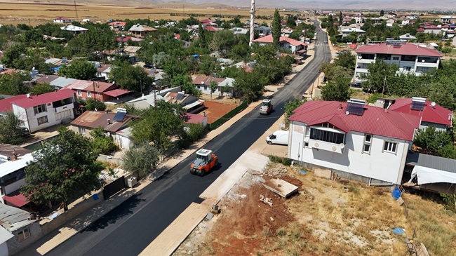 Büyükşehir Belediyesi, Afşin Alpaslan Mahallesi’nin ana ulaşım güzergâhında sıcak asfalt