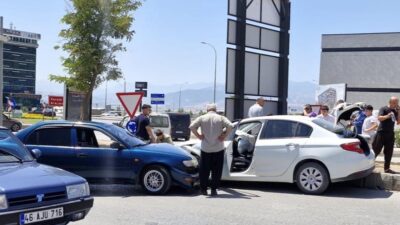 Kahramanmaraş’ta İki Otomobil Çarpıştı: Biri Çocuk 3 Yaral Kahramanmaraş’ta iki