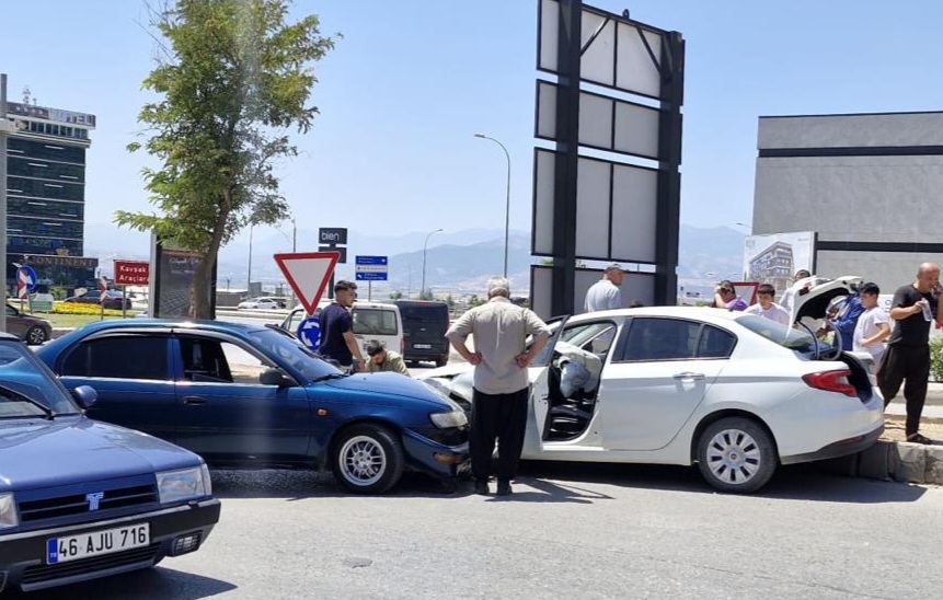 Kahramanmaraş’ta İki Otomobil Çarpıştı: Biri Çocuk 3 Yaral Kahramanmaraş’ta iki