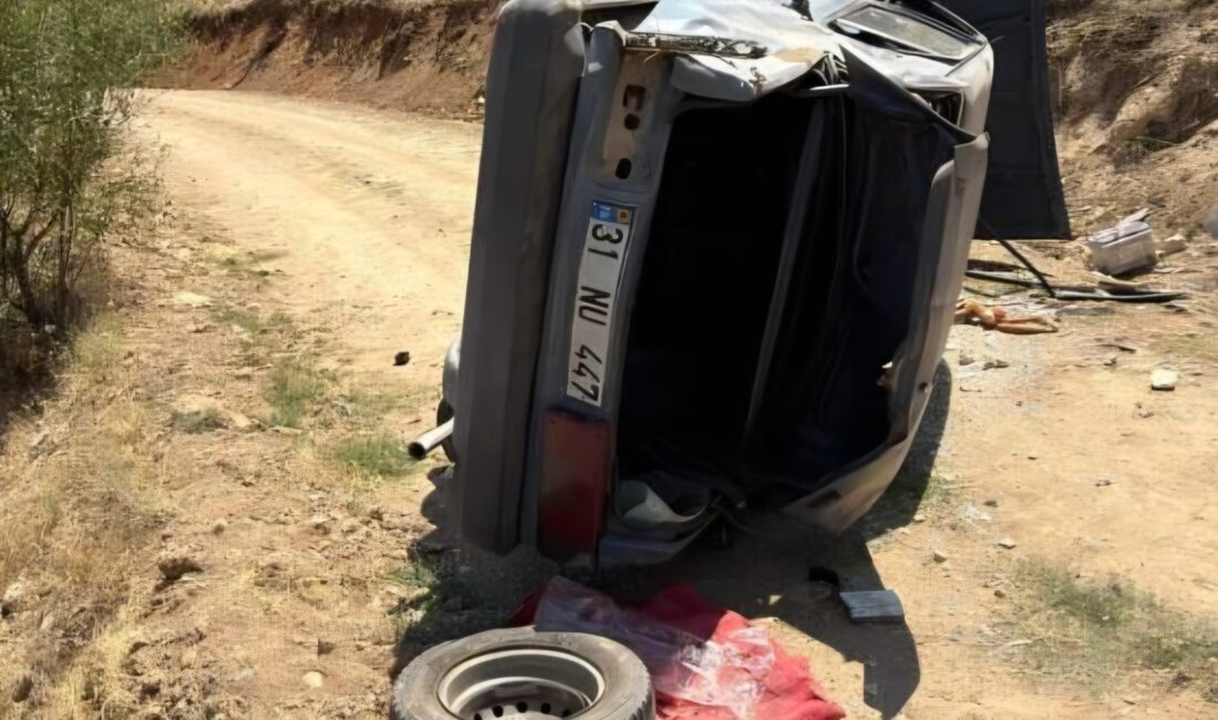 Kahramanmaraş’ın Çağlayancerit ilçesinde kontrolden çıkan otomobilin kazaya karışması sonucu 3