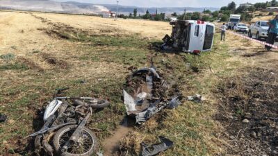 Kahramanmaraş’ın Pazarcık ilçesinde Narlı-Akdemir Mahallesi yolunda motosiklet ile hafif ticari