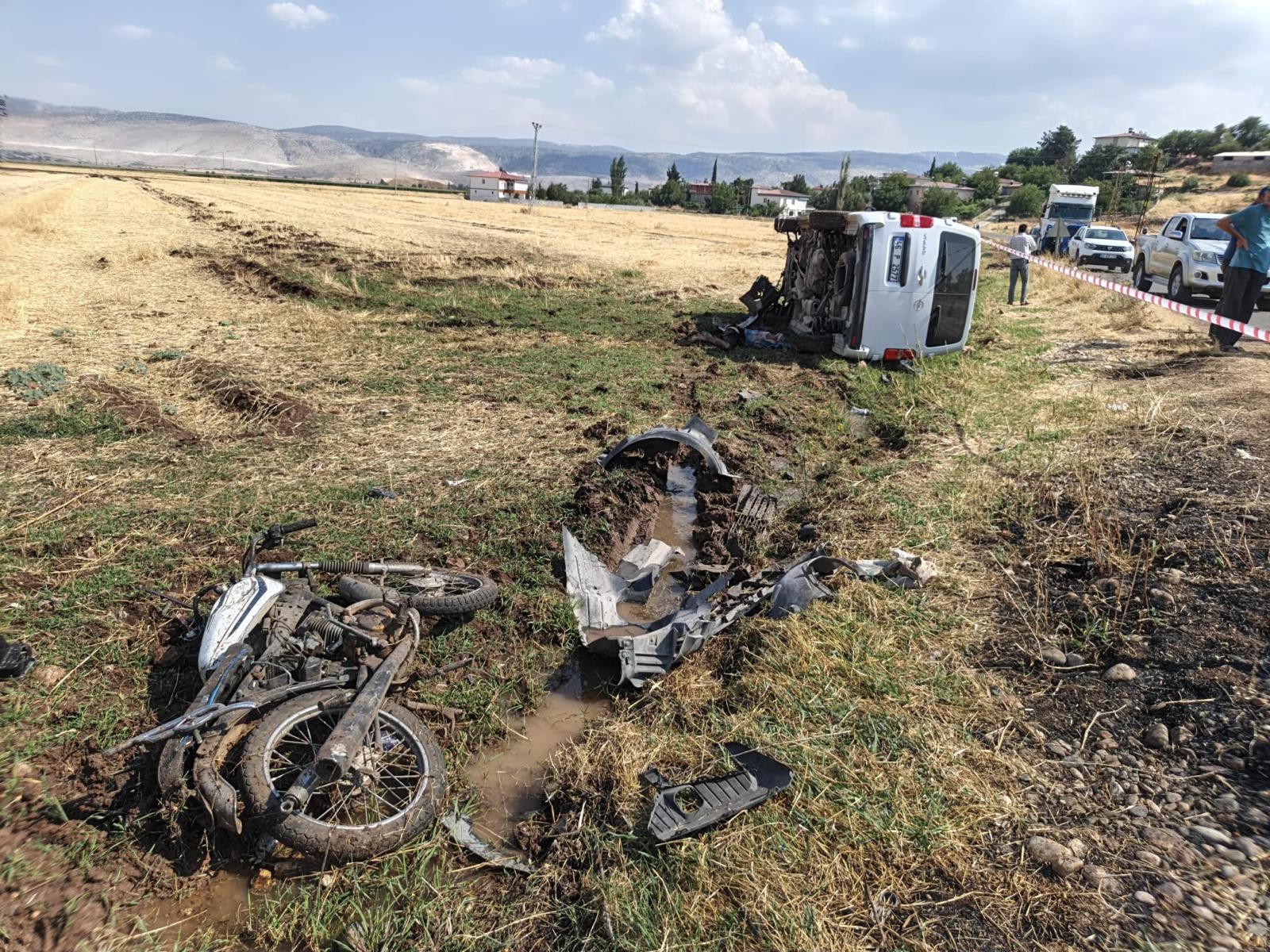 Kahramanmaraş’ın Pazarcık ilçesinde Narlı-Akdemir Mahallesi yolunda motosiklet ile hafif ticari