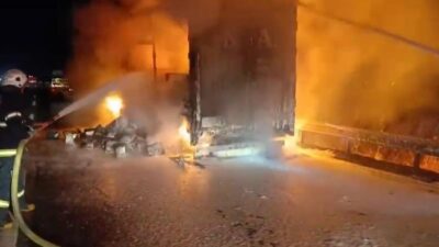 Kahramanmaraş’ın Pazarcık ilçesine bağlı Narlı Mahallesi’nde madeni yağ yüklü tırda