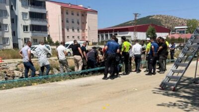 Kahramanmaraş’ın Göksun ilçesinde yürüdüğü sırada dengesini kaybederek Göksun Çayı’na düşen