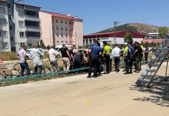 Kahramanmaraş’ın Göksun ilçesinde yürüdüğü sırada dengesini kaybederek Göksun Çayı’na düşen