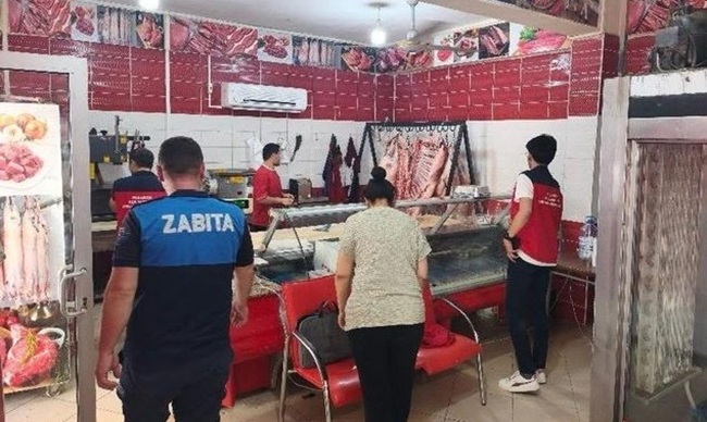 Pazarcık Belediyesi Zabıta Müdürlüğü ekipleri, Narlı Mahallesi’nde faaliyet gösteren kasap