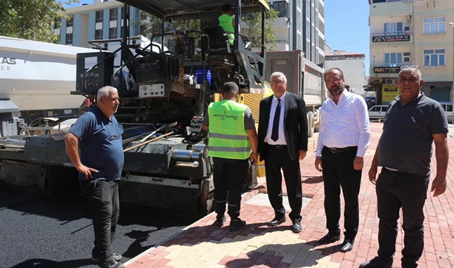 Pazarcık Belediyesi tarafından ilçe genelinde sürdürülen sıcak asfalt çalışmaları, Belediye