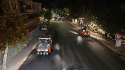 Büyükşehir Belediyesi, Onikişubat Akçakoyunlu Mahallesi Bayazıtlı Bulvarı’nda sıcak asfalt serimine