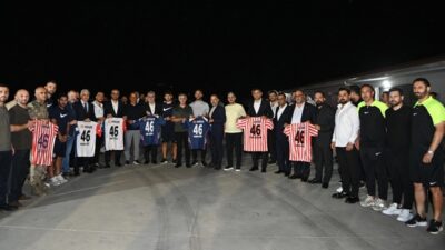Kahramanmaraş İstiklalspor’un yönetim ve futbolcularını tesislerde ziyaret eden Büyükşehir Belediye