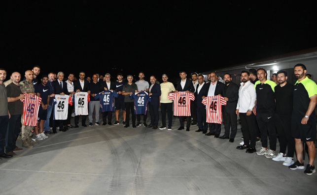 Kahramanmaraş İstiklalspor’un yönetim ve futbolcularını tesislerde ziyaret eden Büyükşehir Belediye