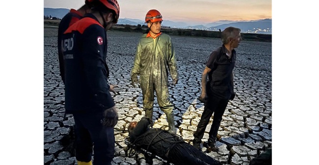 Kahramanmaraş’ın Onikişubat ilçesinde İmran Kılınç Köprüsü altında çamura saplanan yaşlı