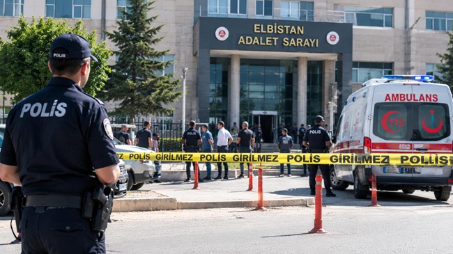 Kahramanmaraş’ın Elbistan ilçesinde adliye önünde