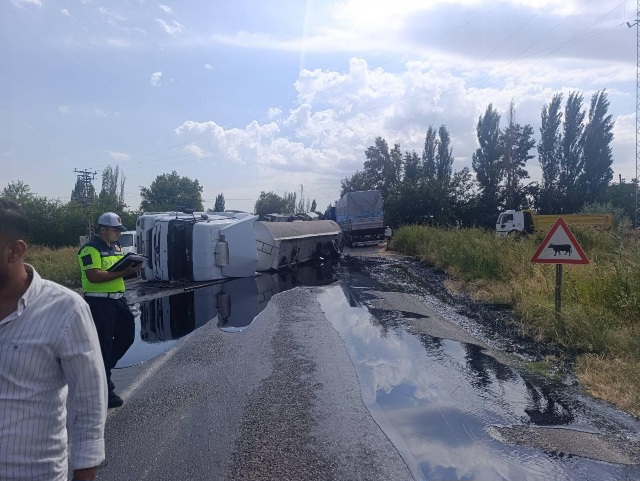 Kahramanmaraş’ın Pazarcık ilçesinde iki tırın çarpışması sonucu meydana gelen trafik