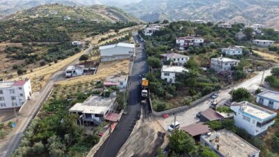 Büyükşehir Belediyesi, Onikişubat Fatmalı’da yaklaşık 2 kilometrelik arteri sıcak asfaltla