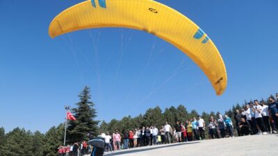 Kahramanmaraş’ın Dulkadiroğlu ilçesinde düzenlenen Yalnız Ardıç Yamaç Paraşütü Festivali başladı.