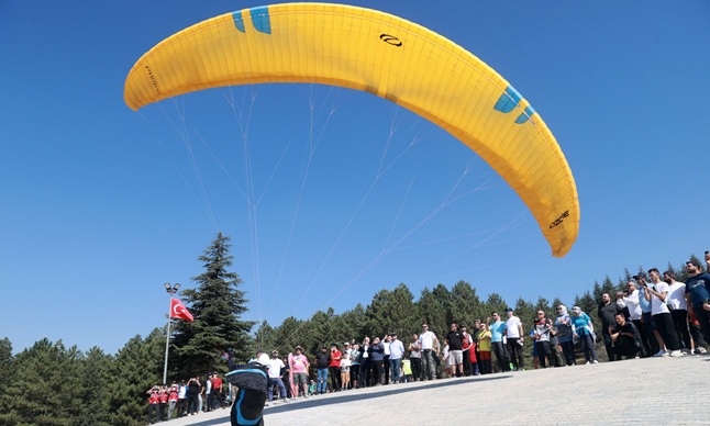 Kahramanmaraş’ın Dulkadiroğlu ilçesinde düzenlenen Yalnız Ardıç Yamaç Paraşütü Festivali başladı.