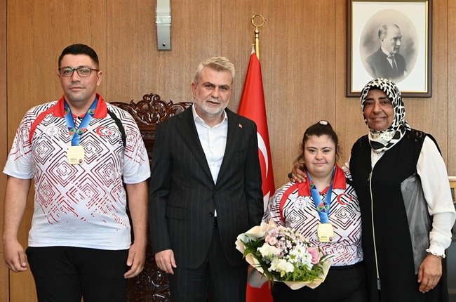 İsveç’te gerçekleştirilen 2026 Judown Judo Dünya Şampiyonası’nda altın madalya kazanan