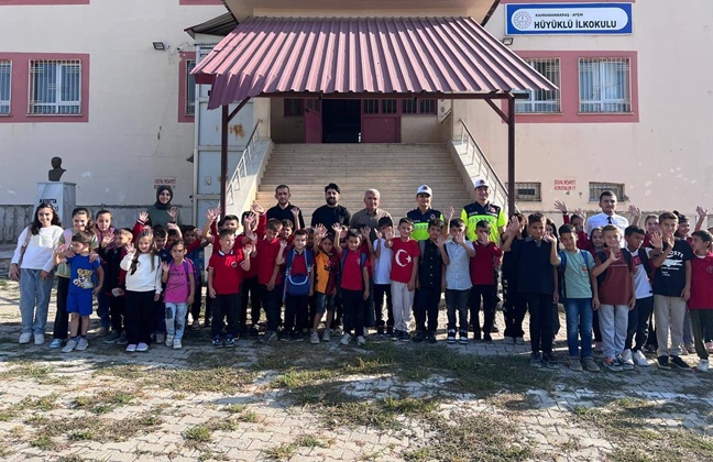 Kahramanmaraş İl Jandarma Komutanlığı Trafik Jandarması ekipleri, farklı okullarda öğrenim