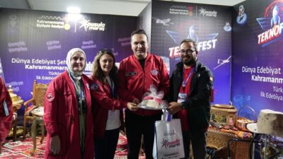Büyükşehir Belediyesi, Şanlıurfa’da düzenlenen TEKNOFEST’te açtığı Pusula Maraş standında gençlerin