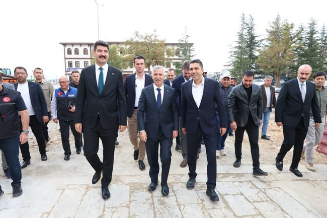 Kahramanmaraş Valisi Mükerrem Ünlüer, beraberindeki