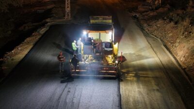 Büyükşehir Belediyesi, şehir genelinde sürdürdüğü sıcak asfalt çalışmalarında 280 kilometreyi
