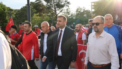 Kahramanmaraş’ta Amatör Spor Haftası etkinlikleri kapsamında düzenlenen kortej yürüyüşünde sporcular,