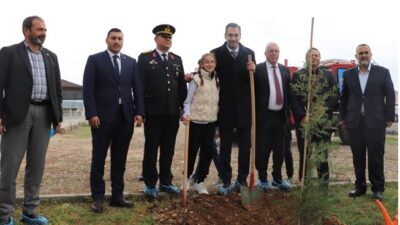 Pazarcık’ta 29 Ekim Cumhuriyet Bayramı kutlama programı kapsamında fidan dikim