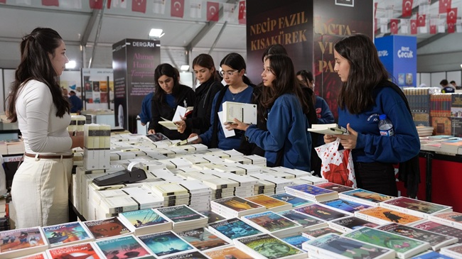 Büyükşehir Belediyesinin ev sahipliğinde düzenlenen 11. Uluslararası Kahramanmaraş Kitap Fuarı,