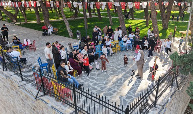 Büyükşehir Belediyesinin Kahramanmaraş Kalesi’nde düzenlediği hafta sonu etkinlikleriyle çocuklar; geleneksel
