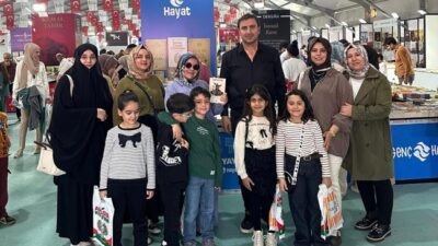 Sınıf öğretmeni Selma Sarp, öğrencileriyle birlikte 11. Uluslararası Kahramanmaraş Kitap