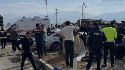 Kahramanmaraş’ın Afşin ilçesinde otomobil ile kamyonetin çarpıştığı trafik kazasında 1