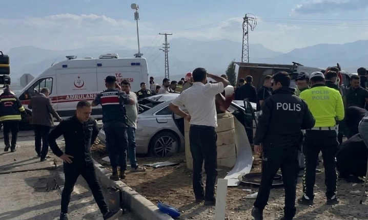 Kahramanmaraş’ın Afşin ilçesinde otomobil ile kamyonetin çarpıştığı trafik kazasında 1