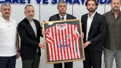 KMTSO Meclis Başkanı Mahmut Arıkan, Kahramanmaraş Akedaş İstiklalspor’a 100 bin