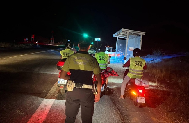 Kahramanmaraş’ta Jandarmadan Motosiklet Sürücülerine Reflektif Yelek Desteği Kahramanmaraş’ta jandarma ekipleri,